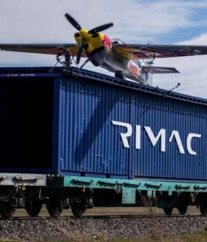 Пілот-вперше-приземлив-літак-на рухомий-поїзд —-відео