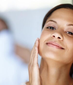 Що-пити-для-здорової-та-молодої-шкіри:-дерматолог-назвала-два-головні-вітаміни