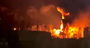 Атака безпілотників спричинила масштабну пожежу на НПЗ у Краснодарському краї Масштабна-пожежа-спалахнула-на-НПЗ-у-краснодарському-краї-через-атаку-безпілотників