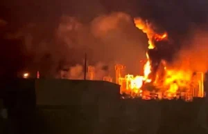Атака безпілотників спричинила масштабну пожежу на НПЗ у Краснодарському краї Масштабна-пожежа-спалахнула-на-НПЗ-у-краснодарському-краї-через-атаку-безпілотників