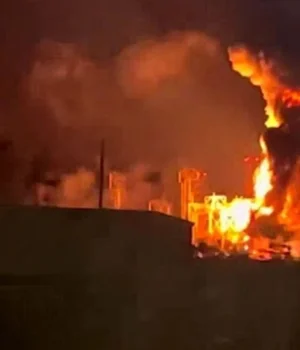 Масштабна-пожежа-спалахнула-на-НПЗ-у-краснодарському-краї-через-атаку-безпілотників