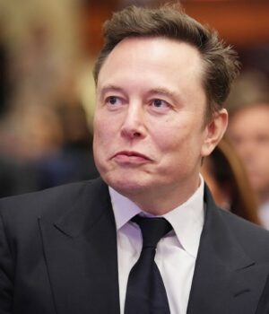 mask_gettyimages_2184585949__1__7ba6c957fecd1df6c82c977745b83111_1300x820.jpg Остання крапля: як дрон над Києвом штовхнув Маска до блокування Starlink в РФ