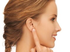 Чому мочка вуха деформується і коли без операції не обійтися?