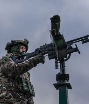 viyskovi_mobilna_zenitna_vogneva_grupa__kulemet_ppo_kiyivska_oblast_osin_2024_gettyim69a3fcc5a3248.jpg Понад 10 “прильотів” та дрони з чотирьох напрямків: деталі нічної атаки РФ