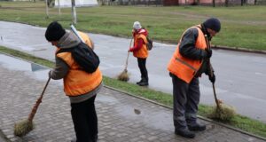 На прибирання вулиць у волинському селищі витратять понад 600 тисяч На-прибирання-вулиць-у-волинському-селищі-витратять-понад-600-тисяч