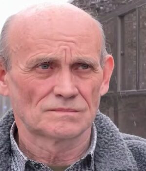 Водій-переселенець-у-Луцьку-щодня-зупиняє-тролейбус-під-час-хвилини-мовчання.-ВІДЕО