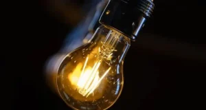 В Україні запроваджують погодинні відключення електроенергії через атаки Росії Завтра-в-Україні-графіки-відключень-світла-будуть-діяти-з-8:00