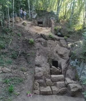 Археологи-відкрили-запечатану-гробницю-віком-2600-років:-побачене-їх-вразило