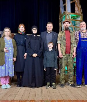 «Хлібне-перемир’я»:-у-Нововолинську-відбулася-прем’єра-вистави-театральної-майстерні-«Відчинена-брама»