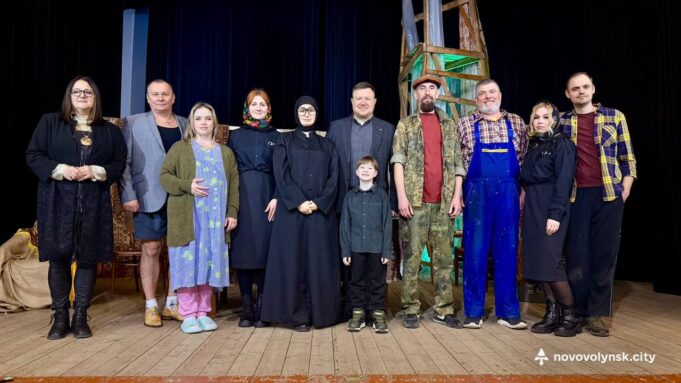 У Нововолинську відбулася прем’єра вистави «Хлібне перемир’я» Сергія Жадана «Хлібне-перемир’я»:-у-Нововолинську-відбулася-прем’єра-вистави-театральної-майстерні-«Відчинена-брама»