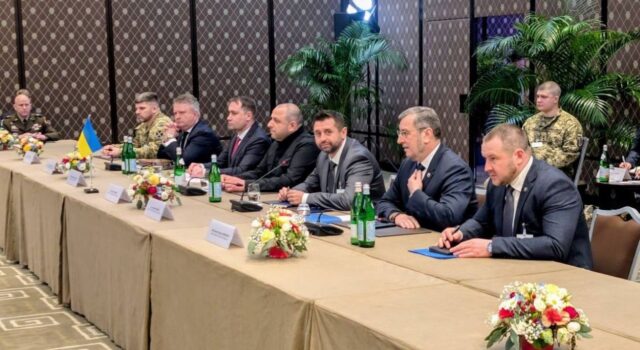 Переговори між Україною, США та Росією під загрозою через бойові дії в ОАЕ Зустріч в Абу-Дабі під питанням: що кажуть в Україні та РФ про наступні переговори