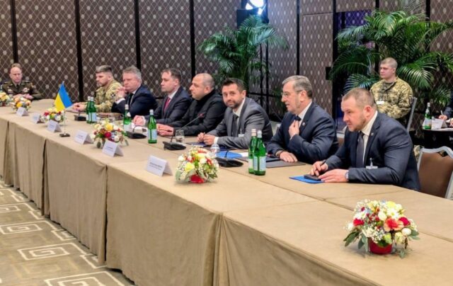 Переговори між Україною, США та Росією під загрозою через бойові дії в ОАЕ Зустріч в Абу-Дабі під питанням: що кажуть в Україні та РФ про наступні переговори