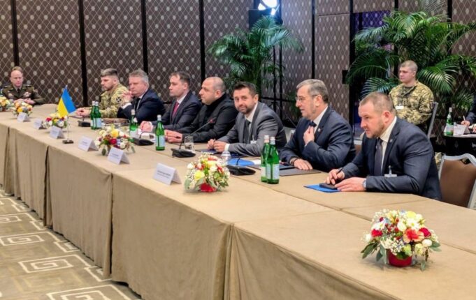 Переговори між Україною, США та Росією під загрозою через бойові дії в ОАЕ Зустріч в Абу-Дабі під питанням: що кажуть в Україні та РФ про наступні переговори