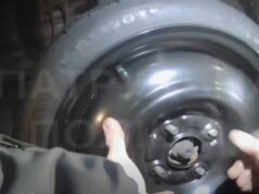 На Волині поліцейські допомогли водійці замінити пробите колесо. ВІДЕО На-Волині-поліцейські-допомогли-водійці-замінити-пробите-колесо.-ВІДЕО