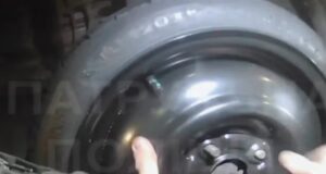 На Волині поліцейські допомогли водійці замінити пробите колесо. ВІДЕО На-Волині-поліцейські-допомогли-водійці-замінити-пробите-колесо.-ВІДЕО