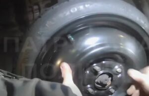 На Волині поліцейські допомогли водійці замінити пробите колесо. ВІДЕО На-Волині-поліцейські-допомогли-водійці-замінити-пробите-колесо.-ВІДЕО