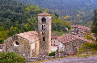 В Іспанії є неймовірне селище, яке ніби “застигло в часі”: що у ньому особливого В-Іспанії-є-неймовірне-селище,-яке-ніби-“застигло-в-часі”:-що-у-ньому-особливого