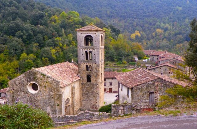 В Іспанії є неймовірне селище, яке ніби “застигло в часі”: що у ньому особливого В-Іспанії-є-неймовірне-селище,-яке-ніби-“застигло-в-часі”:-що-у-ньому-особливого