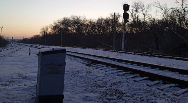 Диверсії на залізниці в Луганську: АТЕШ вивів з ладу ключову артерію постачання окупантів “АТЕШ” паралізували єдиний стабільний маршрут окупантів, що зв’язує передову з РФ