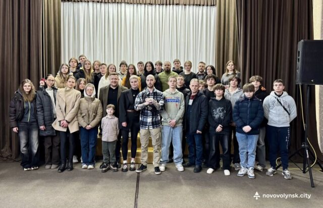 У Нововолинську відбулася зустріч із військовими захисниками Відоме-подружжя-військових-провело-лекцію-у-Нововолинську