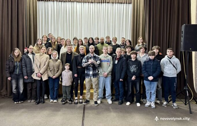 У Нововолинську відбулася зустріч із військовими захисниками Відоме-подружжя-військових-провело-лекцію-у-Нововолинську