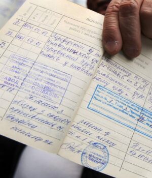 Кому-потрібно-оцифрувати-трудову:-чи-можна-без-цього-втратити-стаж-–-пояснює-юрист