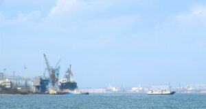 Російський дрон вразив цивільне судно в Чорному морі: постраждалі серед екіпажу Росія вдарила по цивільному судну, що виходило з порту Чорноморська