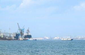 Російський дрон вразив цивільне судно в Чорному морі: постраждалі серед екіпажу Росія вдарила по цивільному судну, що виходило з порту Чорноморська