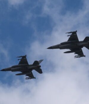 Українські F-16 три тижні тримали небо без ракет США, – Reuters