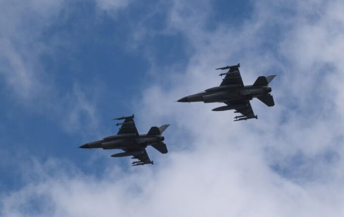 Нестача ракет AIM-9 Sidewinder для українських F-16: нові деталі Українські F-16 три тижні тримали небо без ракет США, – Reuters
