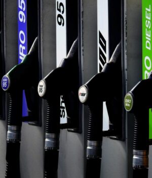 АЗС-продовжують-переписувати-цінники:-скільки-коштує-заправитися-сьогодні