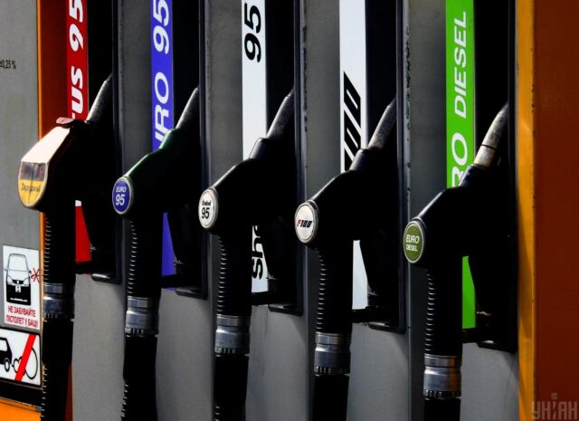 АЗС продовжують переписувати цінники: скільки коштує заправитися сьогодні АЗС-продовжують-переписувати-цінники:-скільки-коштує-заправитися-сьогодні
