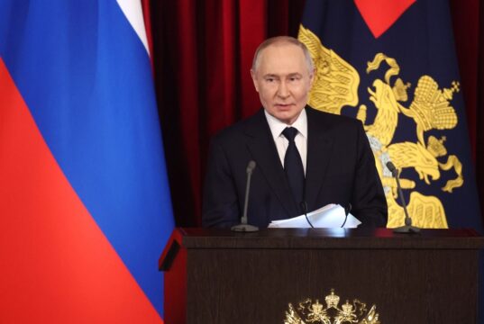 Путін наказав звільнити двох українських військовополонених з угорським громадянством Niecodzienny akt łaski Władimira Putina. “Możecie zabrać ich ze sobą samolotem”