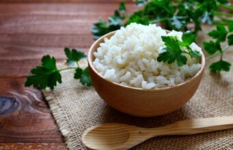 Чи завжди потрібно промивати рис перед варінням: відповідь шеф-кухарів Чи-завжди-потрібно-промивати-рис-перед-варінням:-відповідь-шеф-кухарів