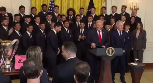 Трамп зустрівся з чемпіонами MLS та Ліонелем Мессі у Білому домі Трамп-прийняв-у-Білому-домі-чемпіонів-mls-"Інтер-Маямі"-та-їхнього-капітана-Мессі