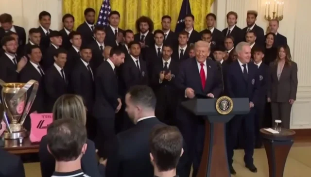 Трамп зустрівся з чемпіонами MLS та Ліонелем Мессі у Білому домі Трамп-прийняв-у-Білому-домі-чемпіонів-mls-"Інтер-Маямі"-та-їхнього-капітана-Мессі