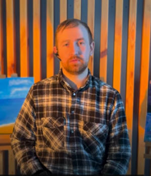 Втратив-на-війні-руки-й-знайшов-себе-у-мистецтві:-в-Луцьку-запрошують-на-виставку-ветерана.