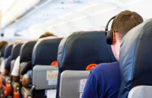Пасажирів без навушників можуть висадити з літака: що відбувається Пасажирів-без-навушників-можуть-висадити-з-літака:-що-відбувається