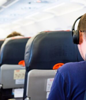 Пасажирів-без-навушників-можуть-висадити-з-літака:-що-відбувається