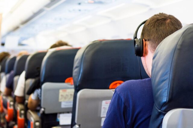 Пасажирів без навушників можуть висадити з літака: що відбувається Пасажирів-без-навушників-можуть-висадити-з-літака:-що-відбувається