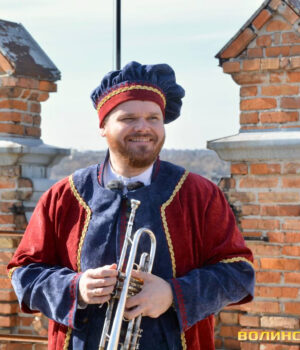 Варта-традицій-і-новий-сезон:-луцький-кликун-знову-щодня-сурмитиме-з-В’їзної-вежі-замку