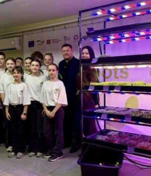 У-Нововолинському-ліцеї-№2-презентували-екоковоркінг-із-вирощування-мікрозелені