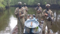 Еквадорські військові вилучили підводний наркочовен у природному заповіднику 35-метровий-підводний-човен-для-контрабанди-наркотиків.-Знахідка,-яка-здивувала