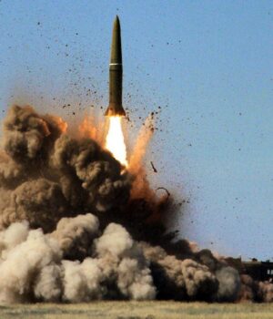 Росія-масовано-атакувала-Україну-балістикою:-є-влучання-по-будинку-та-постраждалі