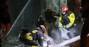 Рятувальники знайшли тіло другої жертви під завалами в Харкові Рятувальники-витягли-тіло-другої-жертви-з-під-завалів-харківської-багатоповерхівки