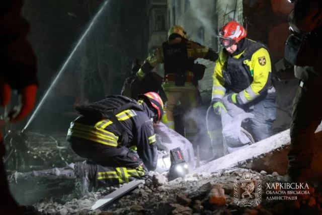 Рятувальники знайшли тіло другої жертви під завалами в Харкові Рятувальники-витягли-тіло-другої-жертви-з-під-завалів-харківської-багатоповерхівки