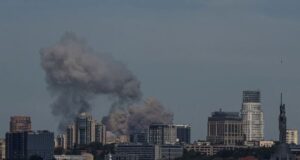 Вночі армія РФ вдарила по Києву: тисячі будинків знову без опалення Вночі-армія-РФ-вдарила-по-Києву:-тисячі-будинків-знову-без-опалення