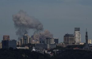 Вночі армія РФ вдарила по Києву: тисячі будинків знову без опалення Вночі-армія-РФ-вдарила-по-Києву:-тисячі-будинків-знову-без-опалення