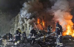 Удар балістикою по багатоповерхівці: кількість загиблих далі зростає Удар-балістикою-по-багатоповерхівці:-кількість-загиблих-далі-зростає