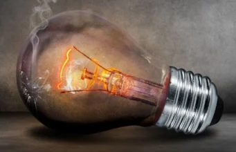 Укренерго повідомило про погодинні відключення світла 8 березня Укренерго повідомило про погодинні відключення світла 8 березня